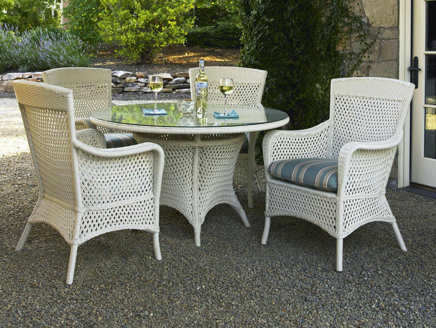 Lloyd/Flanders Grand Traverse Wicker Outdoor Round Table Dining Set
