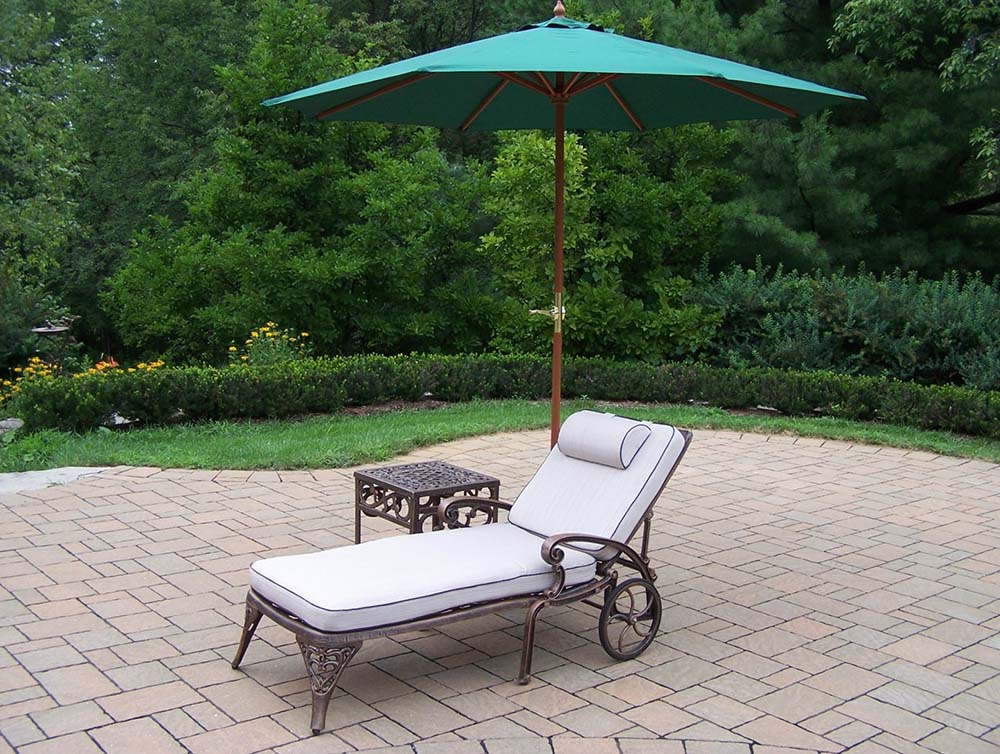 Elite Cushioned Lounge: Side Table, Green Umbrella